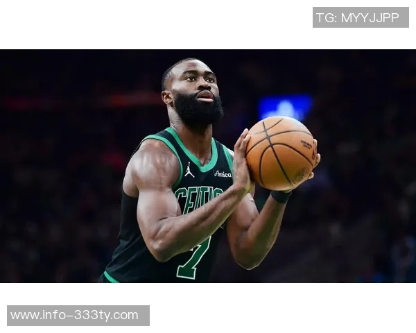 杰伦布朗三分球表现出色并为豪泽破纪录加油的精彩瞬间