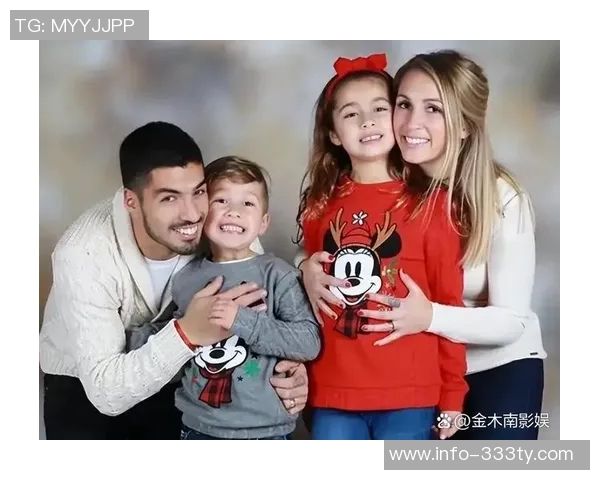 苏亚雷斯分享温馨圣诞合照女儿成焦点祝大家节日快乐